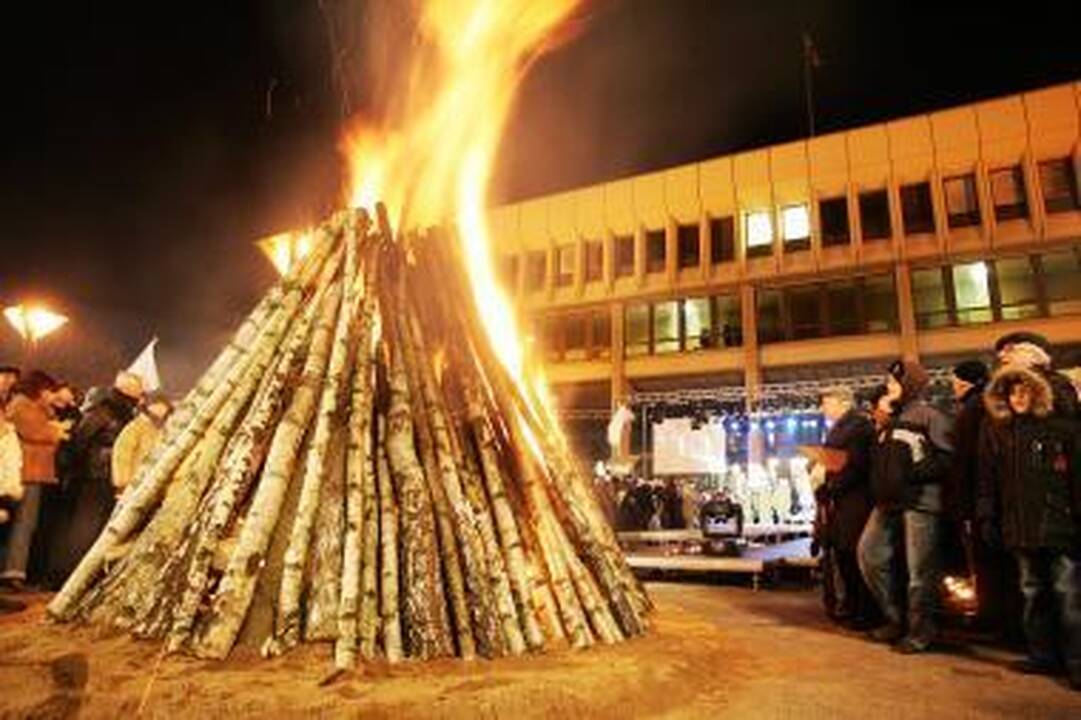 Vilniuje suliepsnos 16-a simbolinių laužų