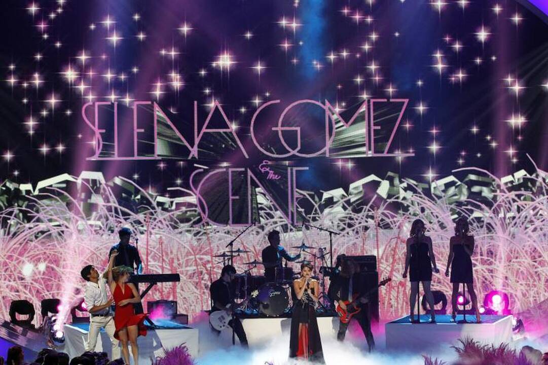 "Teen Choise" apdovanojimų ceremonijoje triumfavo T.Swift ir S.Gomez