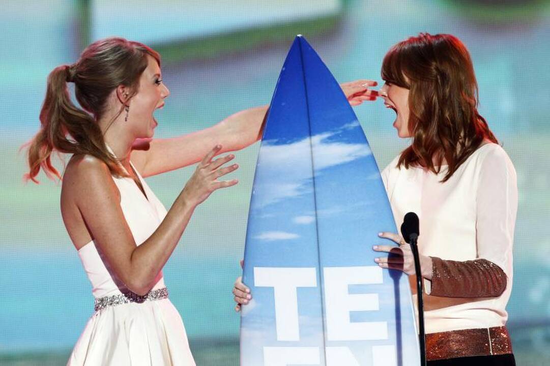 "Teen Choise" apdovanojimų ceremonijoje triumfavo T.Swift ir S.Gomez
