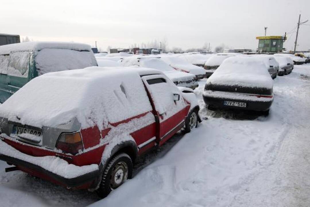 Sulaikyti automobiliai atgaline data parduodami neegzistuojantiems asmenims
