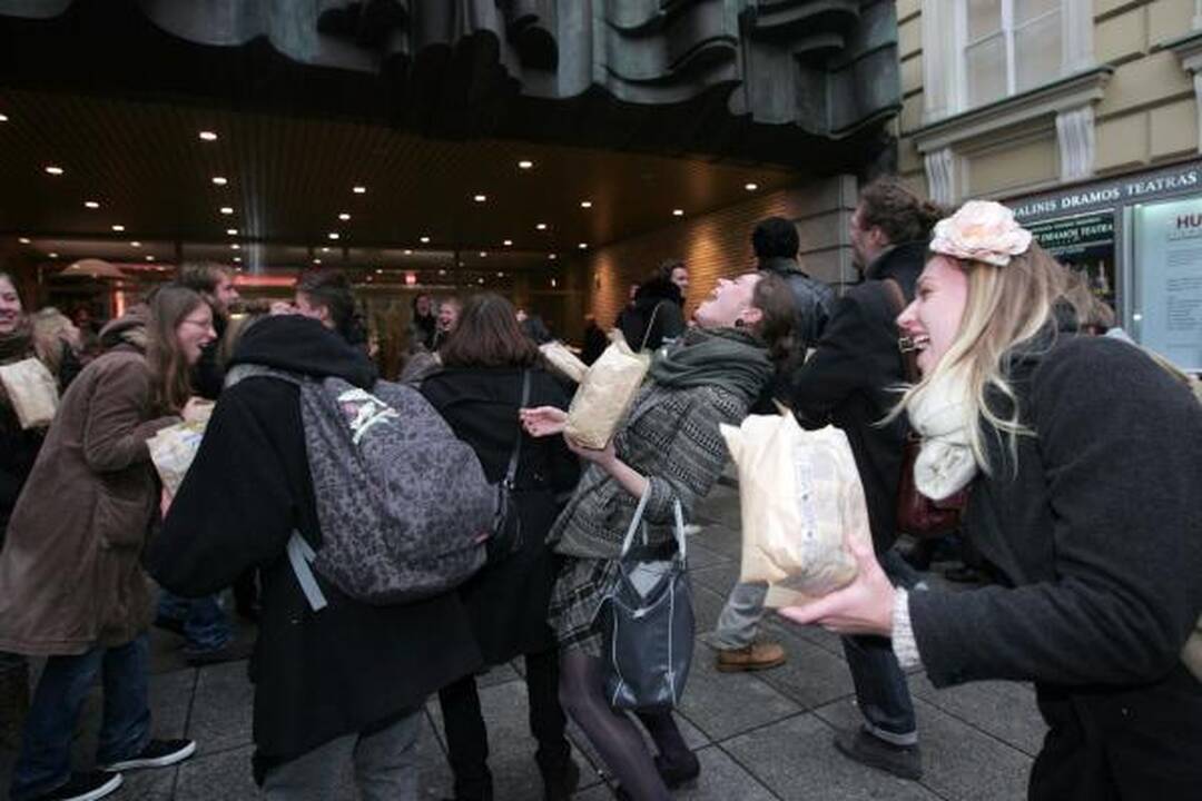 Į Nacionalinį dramos teatrą - su spragėsiais