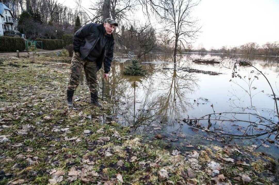Pralaužęs pylimą Kauno rajone Nevėžis užliejo sodybas
