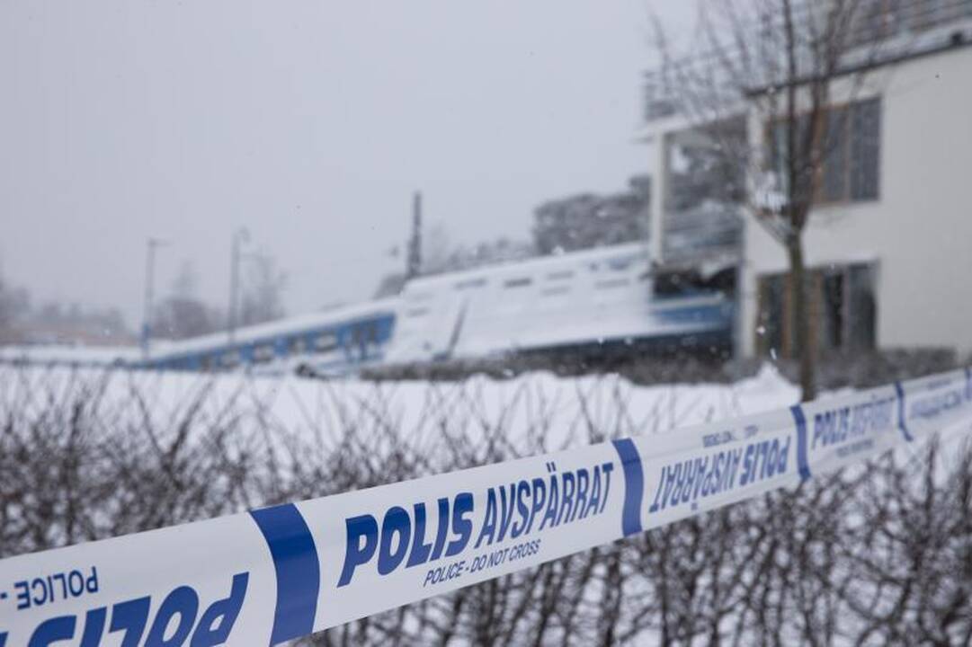 Švedijoje valytoja nuvarė traukinį ir rėžėsi į namą 