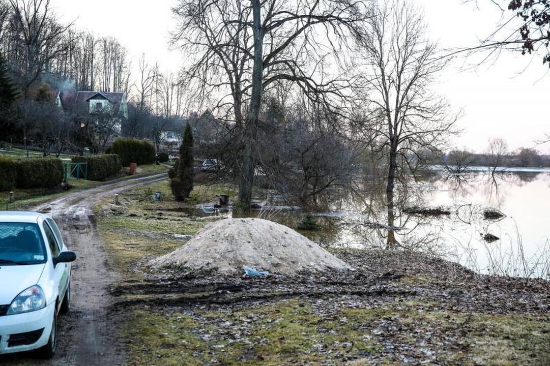 Pralaužęs pylimą Kauno rajone Nevėžis užliejo sodybas