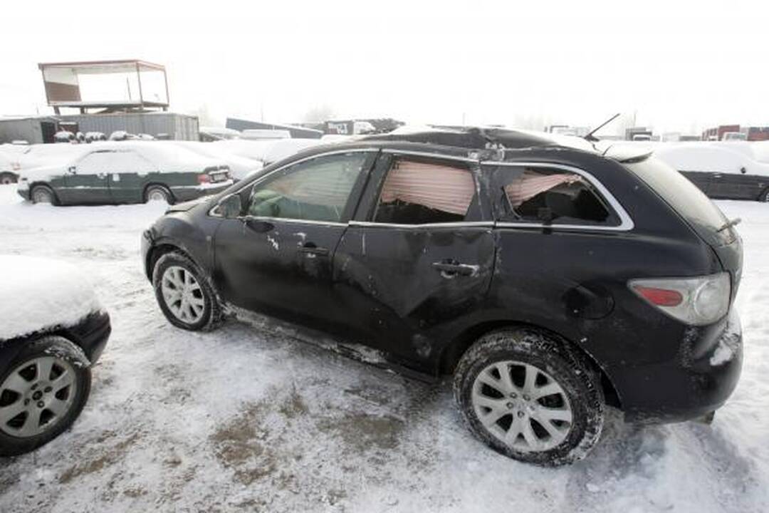 Sulaikyti automobiliai atgaline data parduodami neegzistuojantiems asmenims