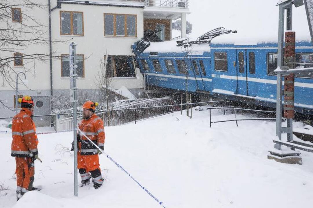Švedijoje valytoja nuvarė traukinį ir rėžėsi į namą 