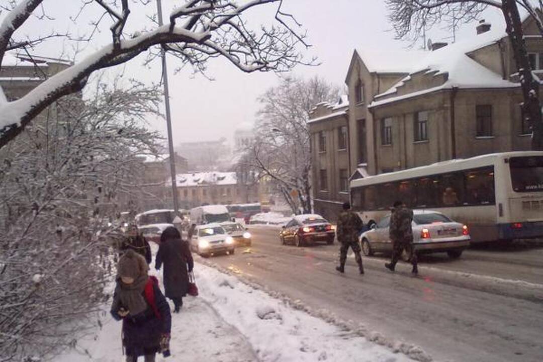 Kaune sniegas sutrikdė automobilių eismą, vilkikas pametė krovinį (dar papildyta)
