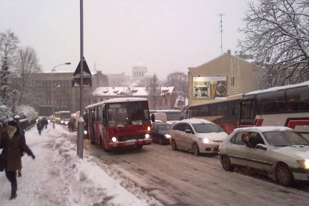 Kaune sniegas sutrikdė automobilių eismą, vilkikas pametė krovinį (dar papildyta)