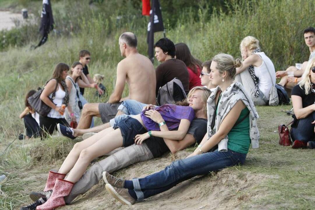 Daugybė žmonių ilgąjį savaitgalį leidžia prie jūros