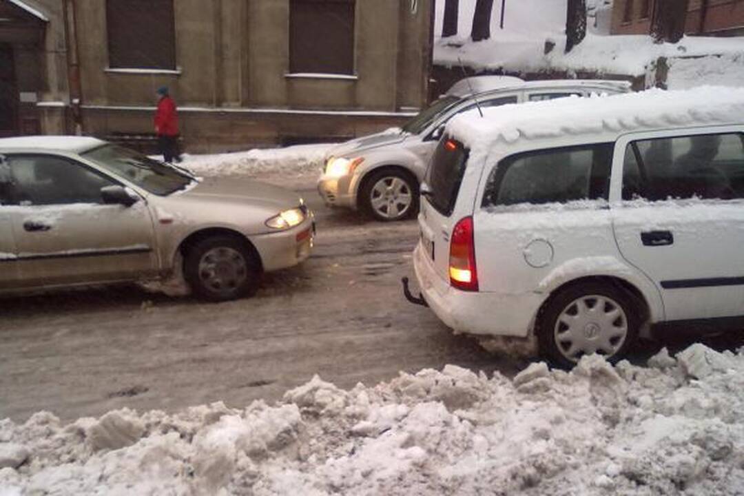 Kaune sniegas sutrikdė automobilių eismą, vilkikas pametė krovinį (dar papildyta)