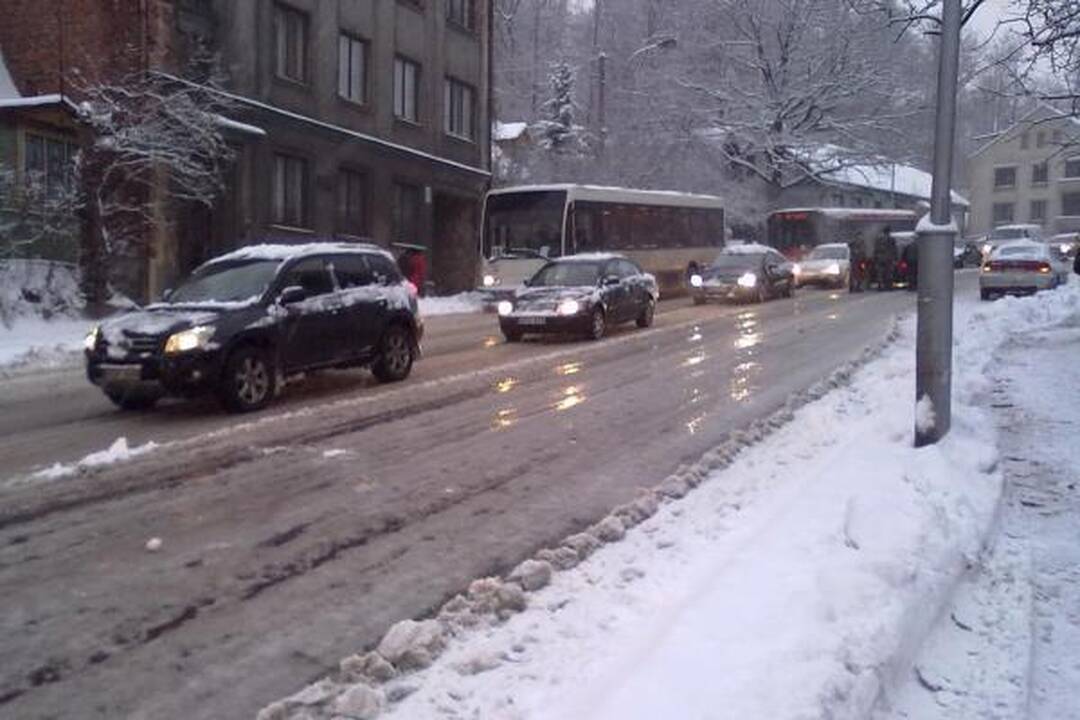 Kaune sniegas sutrikdė automobilių eismą, vilkikas pametė krovinį (dar papildyta)
