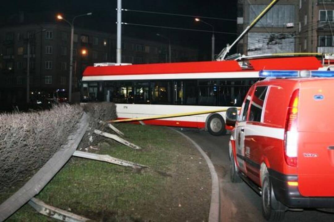 Vilniuje, Savanorių pr. žiede, susidūrė troleibusas ir sunkvežimis (papildyta)