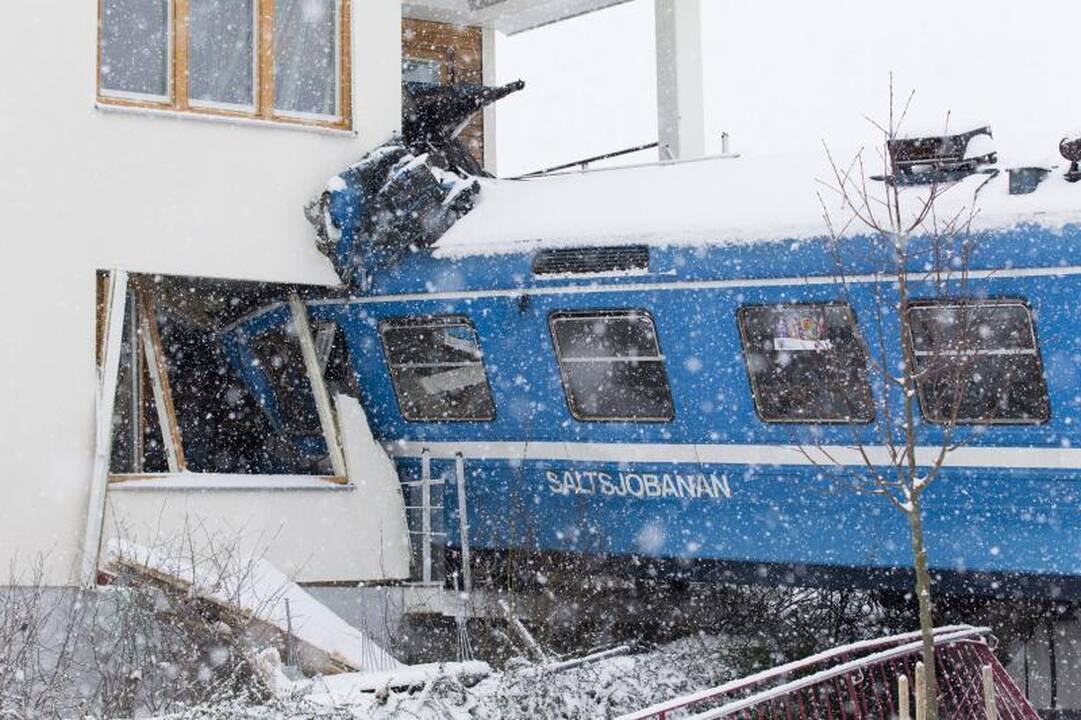 Švedijoje valytoja nuvarė traukinį ir rėžėsi į namą 