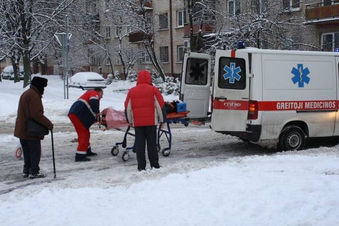 Kaune sniegas sutrikdė automobilių eismą, vilkikas pametė krovinį (dar papildyta)
