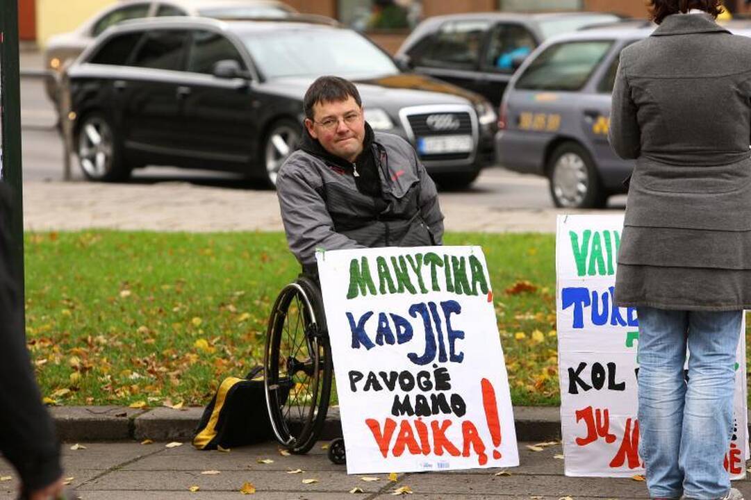 Vaikų dalybomis nepatenkinti tėvai išėjo į gatvę