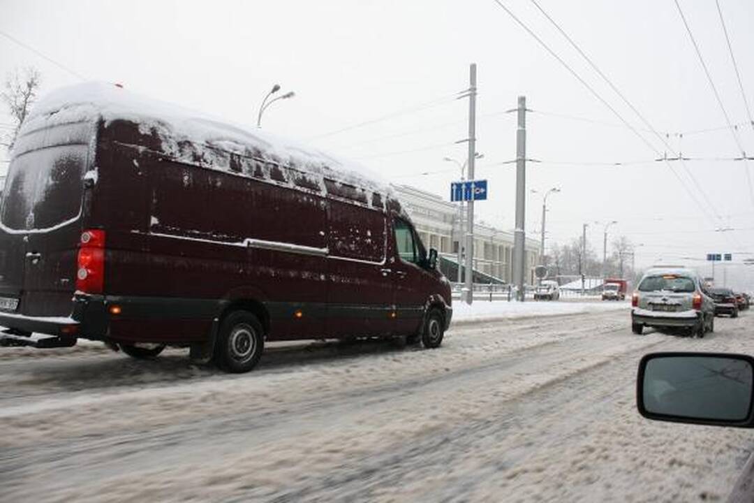 Kaune sniegas sutrikdė automobilių eismą, vilkikas pametė krovinį (dar papildyta)