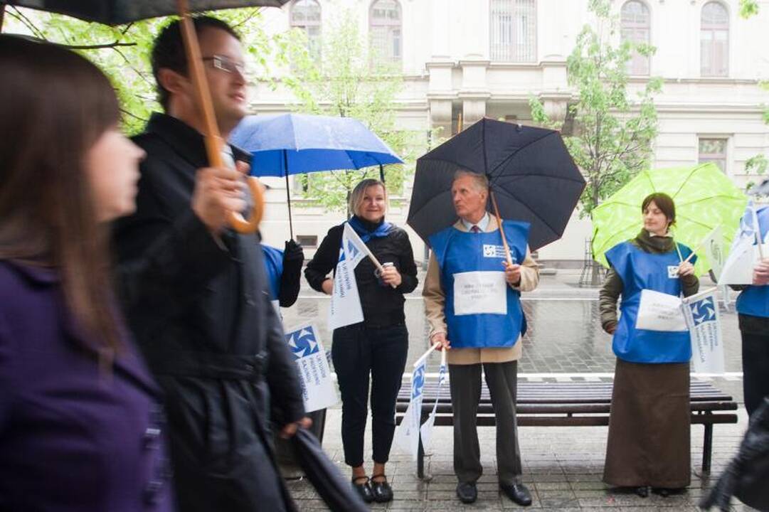 Profsąjungos piketuose reikalauja didinti minimalią algą
