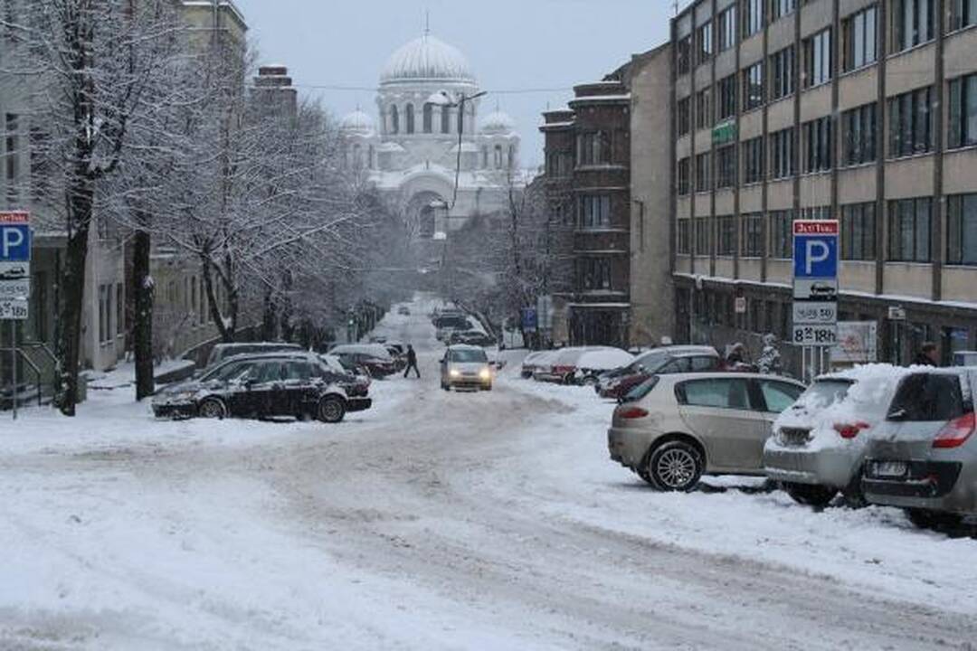 Kaune sniegas sutrikdė automobilių eismą, vilkikas pametė krovinį (dar papildyta)