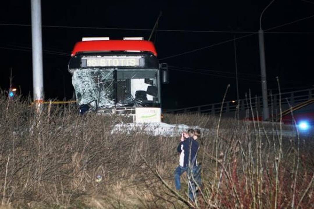 Vilniuje, Savanorių pr. žiede, susidūrė troleibusas ir sunkvežimis (papildyta)