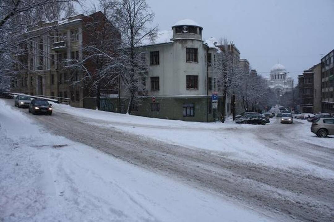 Kaune sniegas sutrikdė automobilių eismą, vilkikas pametė krovinį (dar papildyta)