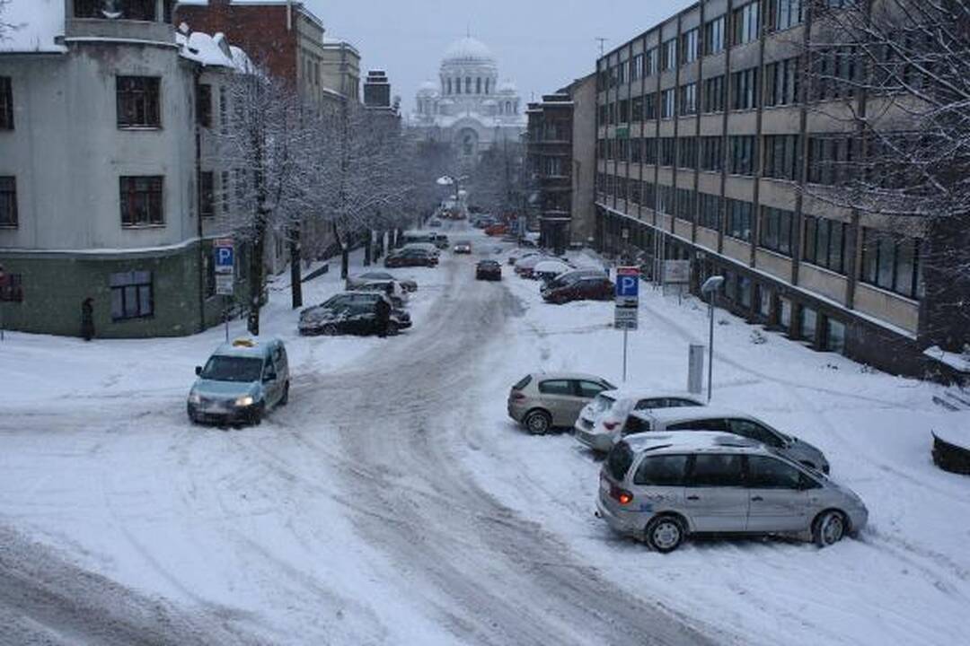 Kaune sniegas sutrikdė automobilių eismą, vilkikas pametė krovinį (dar papildyta)