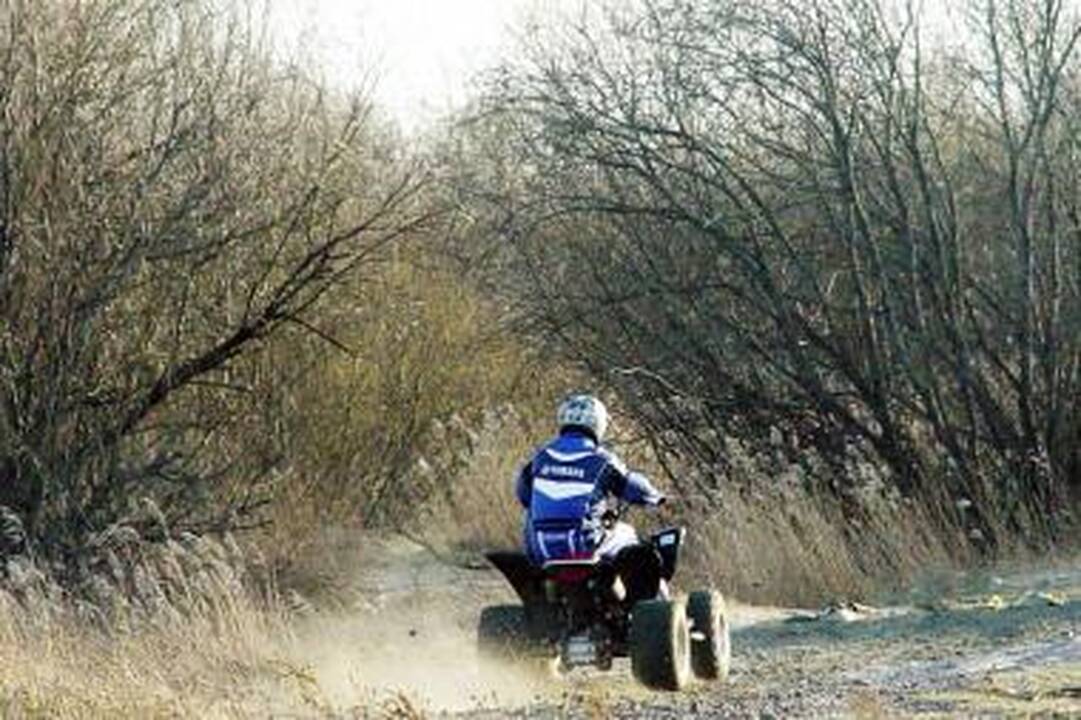 Sulaikyti pajūriu keturračiais važinėjantys vyrai