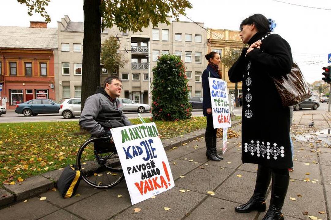 Vaikų dalybomis nepatenkinti tėvai išėjo į gatvę