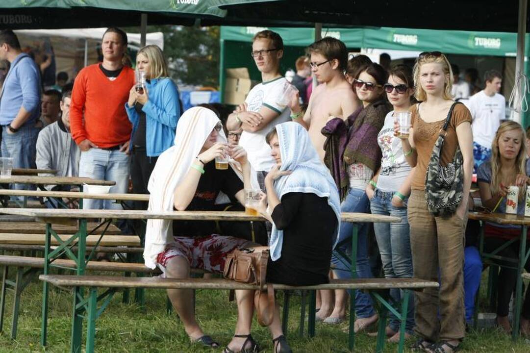 Daugybė žmonių ilgąjį savaitgalį leidžia prie jūros