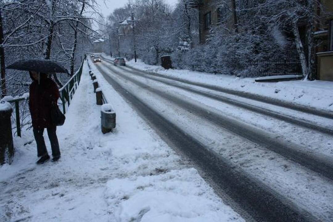 Kaune sniegas sutrikdė automobilių eismą, vilkikas pametė krovinį (dar papildyta)