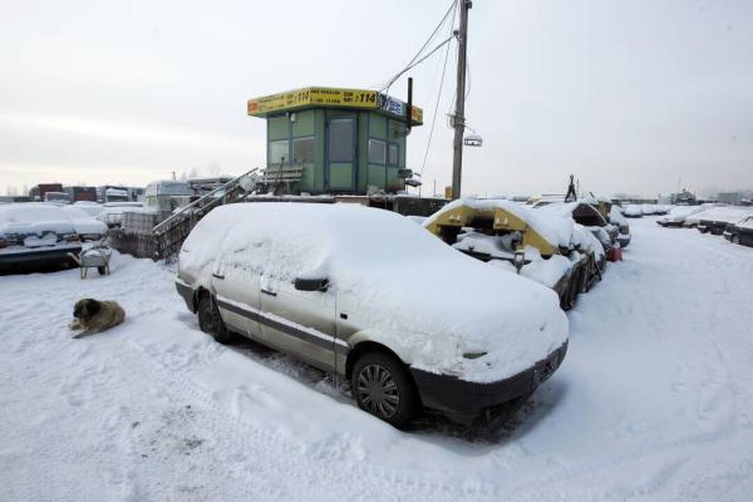 Sulaikyti automobiliai atgaline data parduodami neegzistuojantiems asmenims