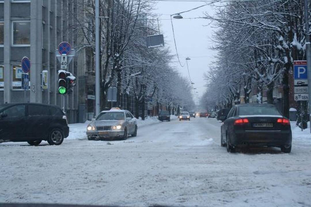Kaune sniegas sutrikdė automobilių eismą, vilkikas pametė krovinį (dar papildyta)