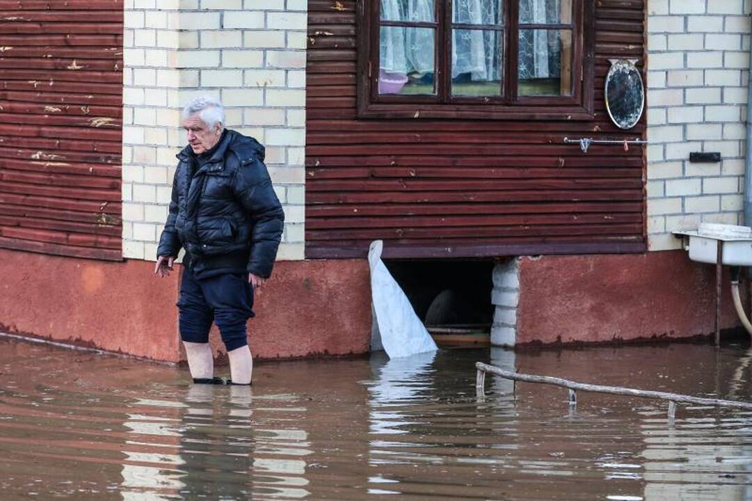 Pralaužęs pylimą Kauno rajone Nevėžis užliejo sodybas