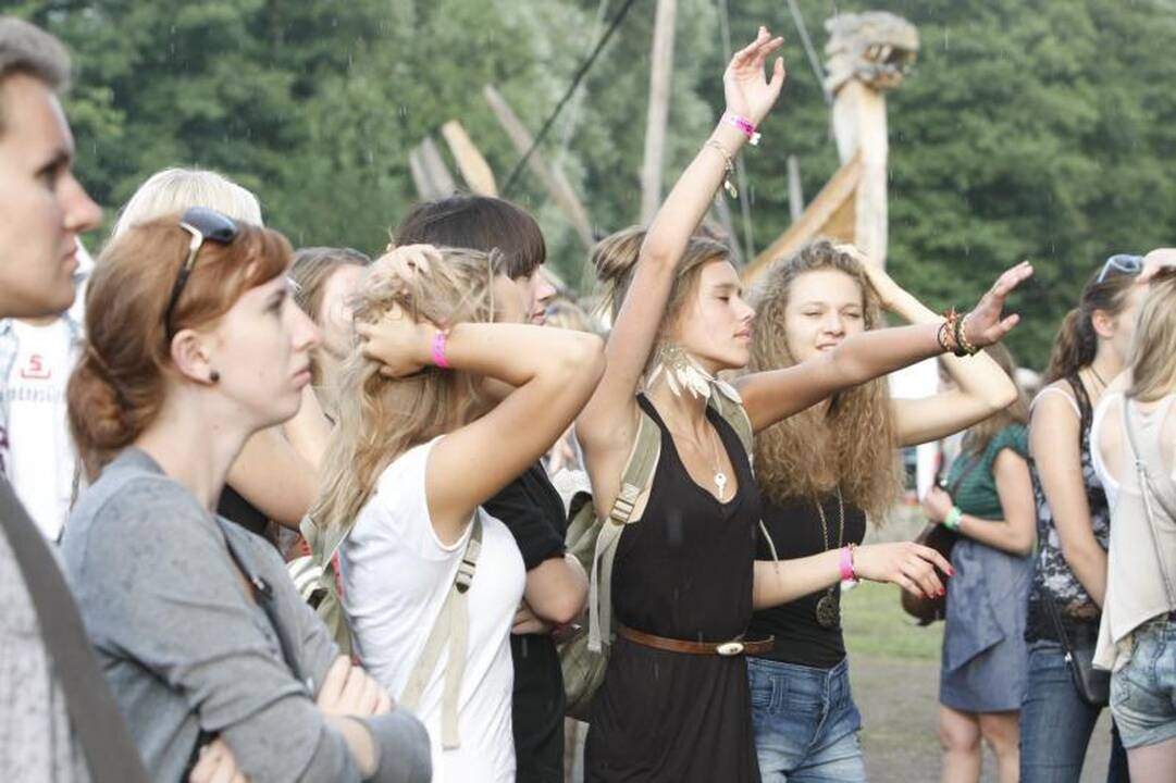 Daugybė žmonių ilgąjį savaitgalį leidžia prie jūros