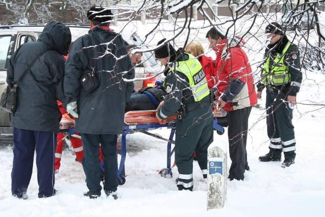 Kaune sniegas sutrikdė automobilių eismą, vilkikas pametė krovinį (dar papildyta)
