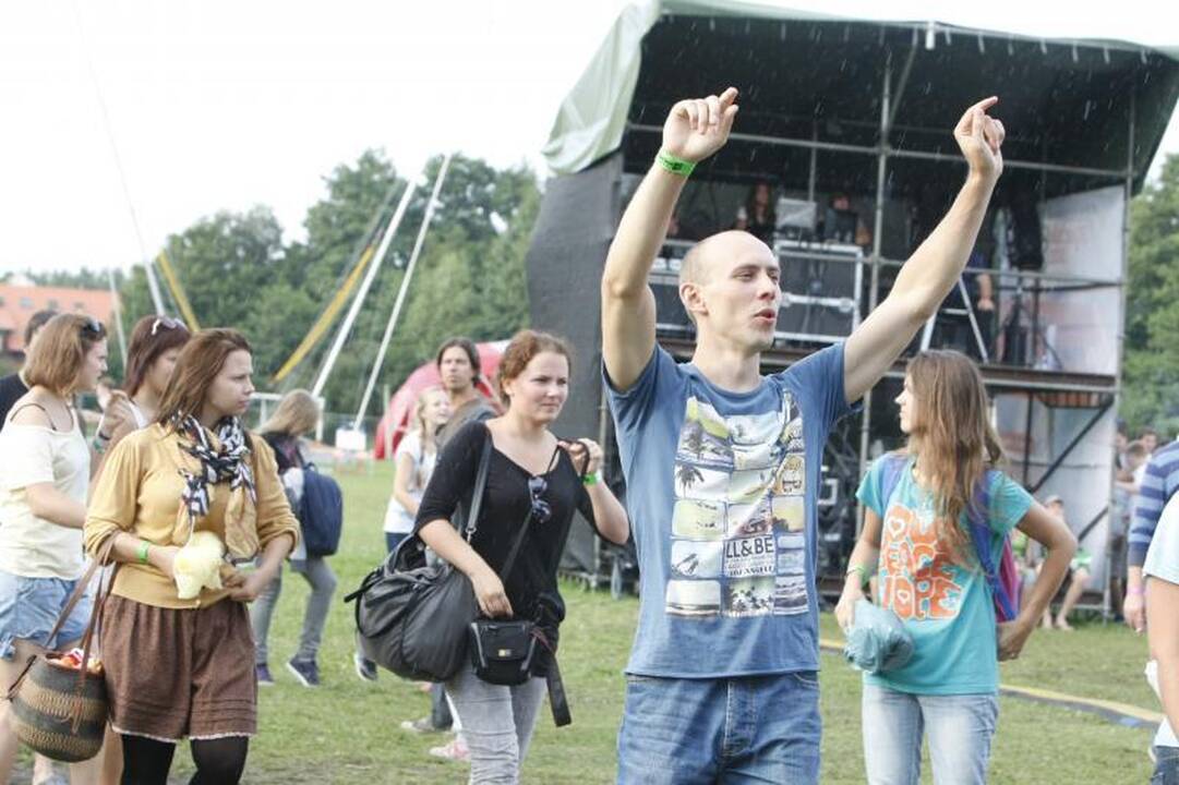 Daugybė žmonių ilgąjį savaitgalį leidžia prie jūros