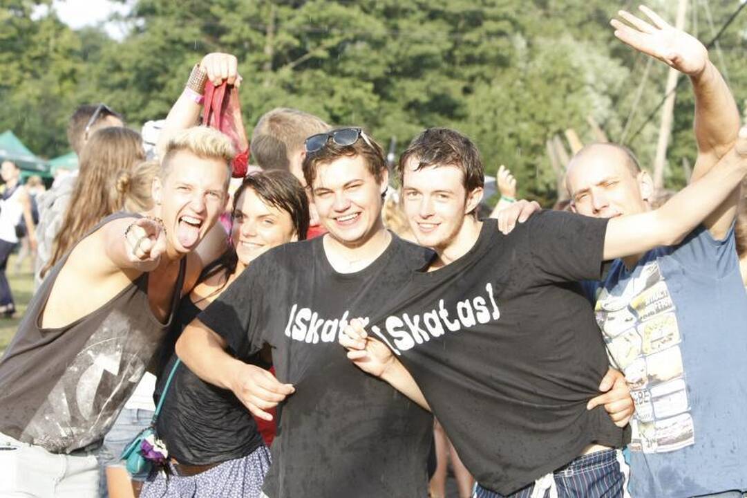 Daugybė žmonių ilgąjį savaitgalį leidžia prie jūros