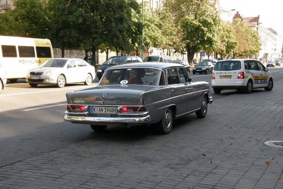 Uostamiestyje – senoviniai „Mercedes Benz“