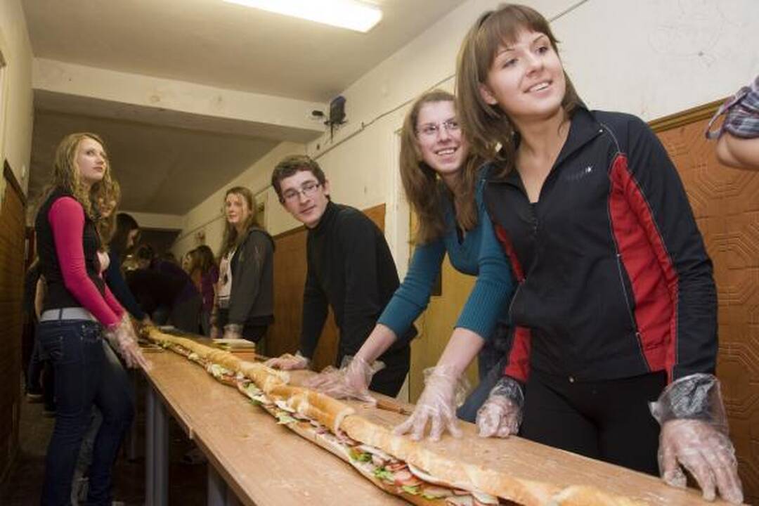 Studentai sutepė beveik 35 metrų sumuštinį
