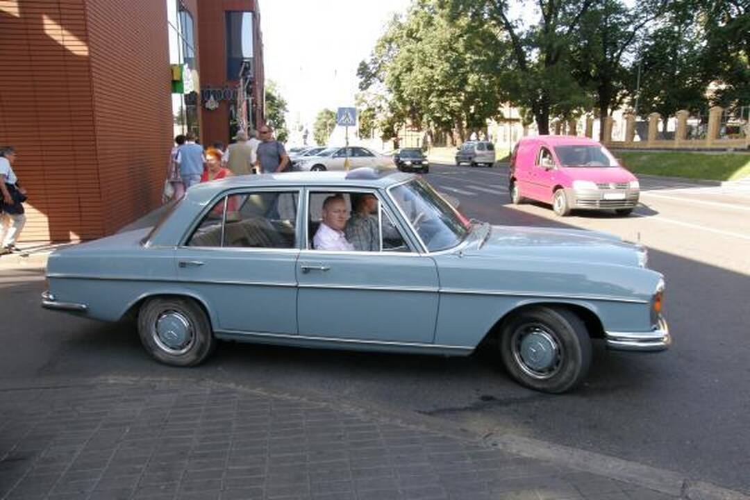 Uostamiestyje – senoviniai „Mercedes Benz“