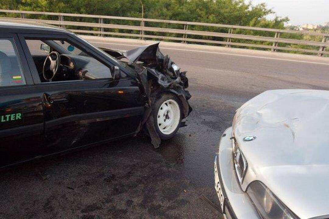 Trečiadienio vakaras Vilniuje: trys avarijos, apgadinti septyni automobiliai