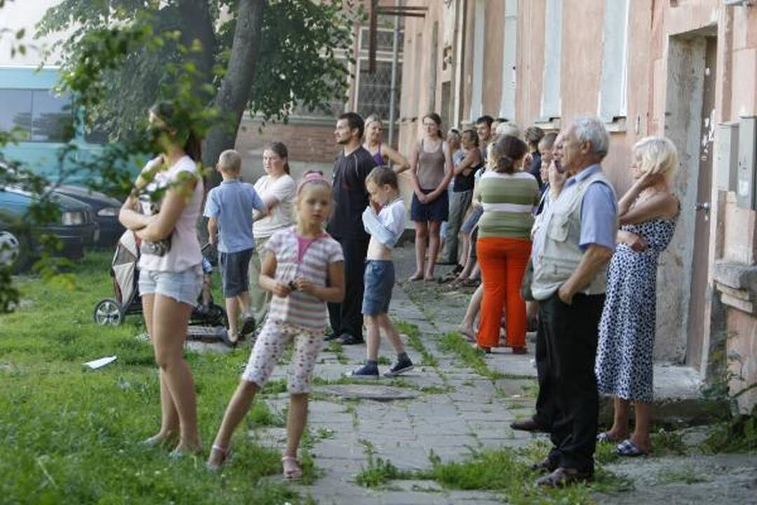 Daugiabučių kieme degė apleistas statinys