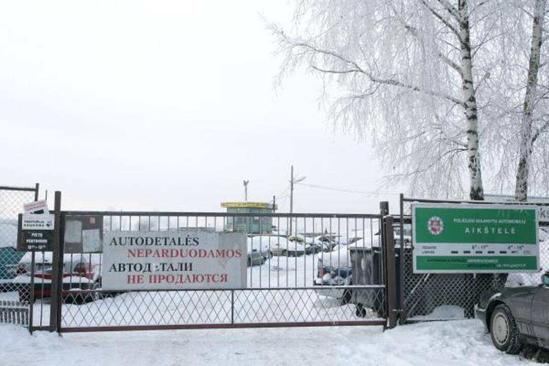 Sulaikyti automobiliai atgaline data parduodami neegzistuojantiems asmenims