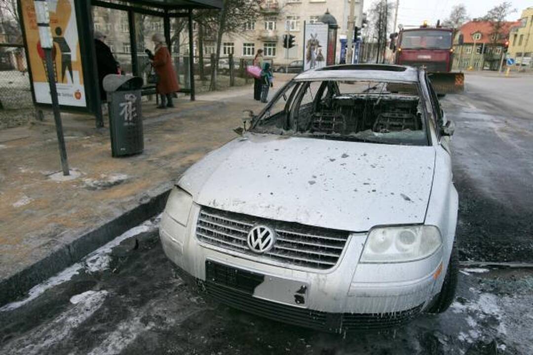 Vilniuje sudegė Kinijos ambasados automobilis (papildyta)