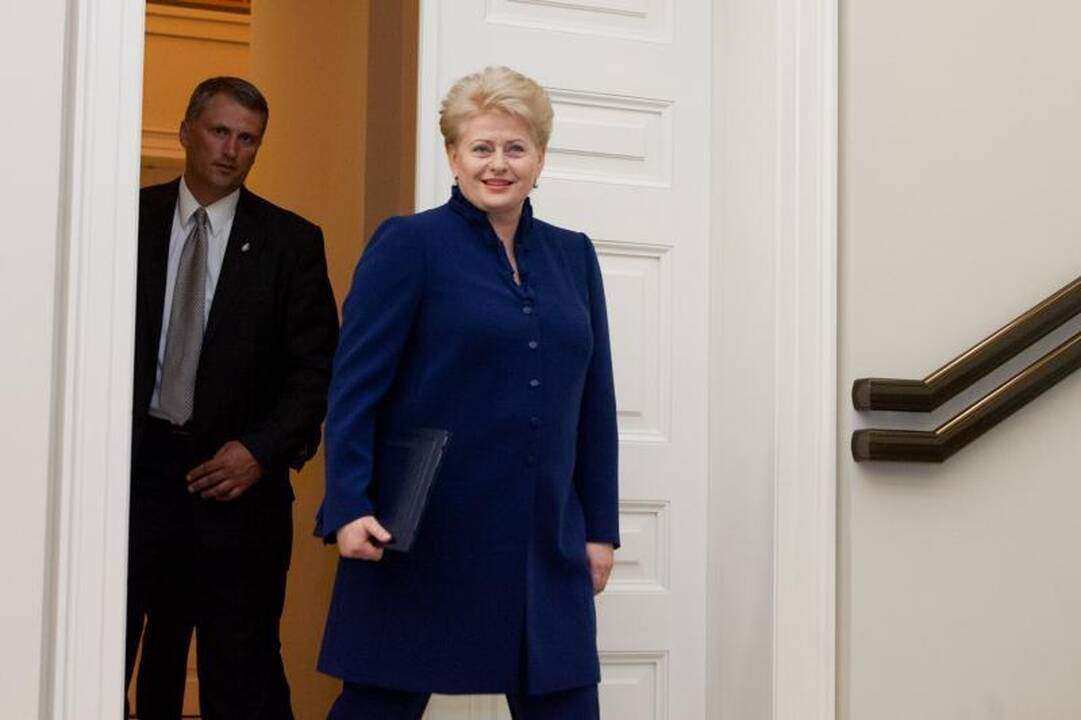 D.Grybauskaitė: atlyginimus kelti jau galima, tik atsargiai