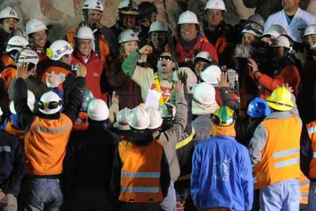 Čilėje vienas po kito iškelti į paviršių pirmieji iš 33 po žeme įstrigusių kalnakasių (tiesioginė transliacija)