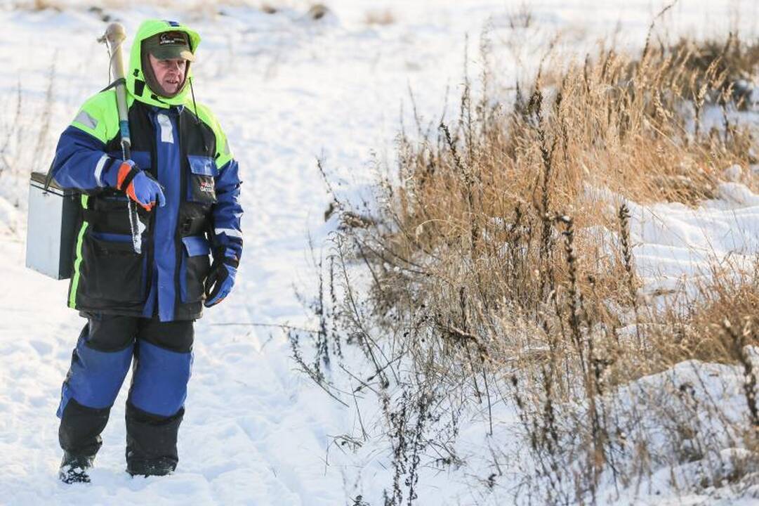 Ant Lampėdžių ežero ledo žvejai nepaiso pavojaus