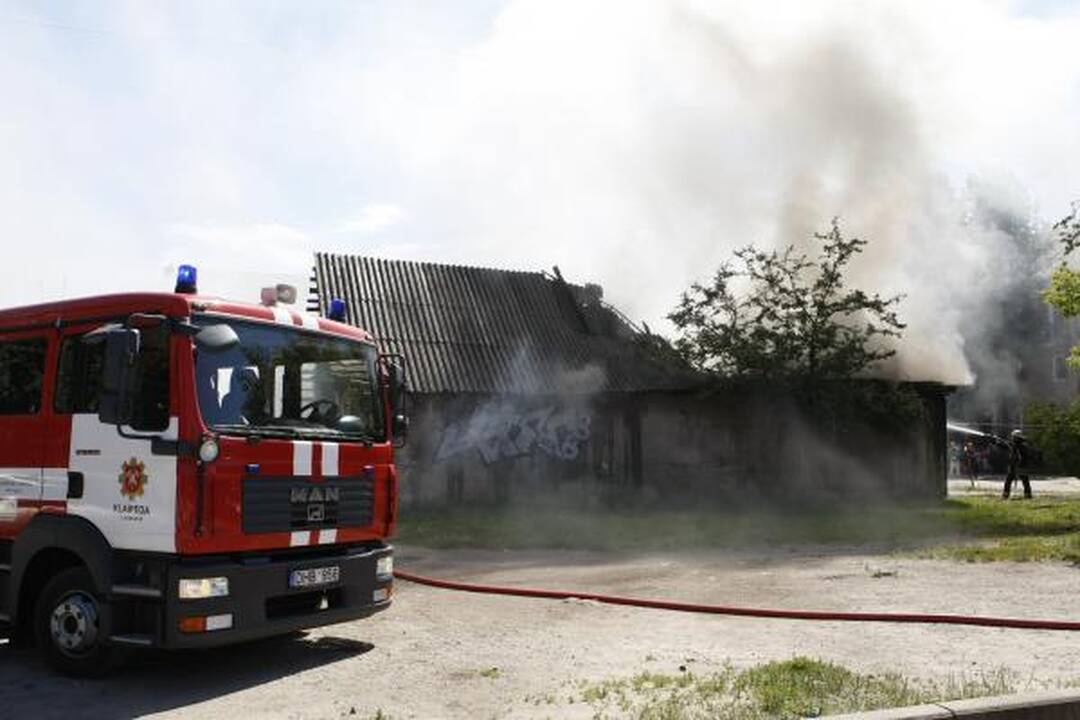 Daugiabučių kieme degė apleistas statinys