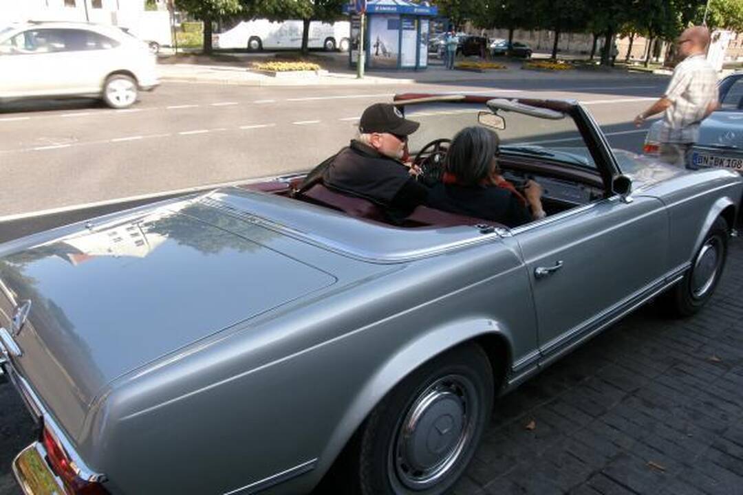 Uostamiestyje – senoviniai „Mercedes Benz“