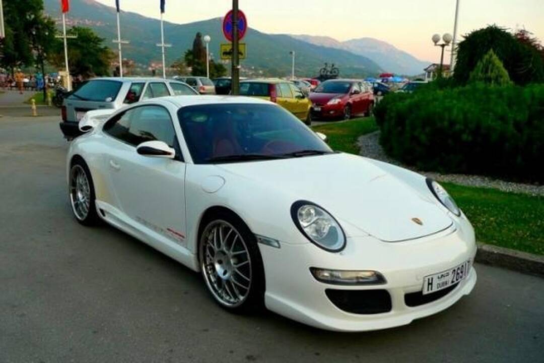 Akims paganyti: kokiais superautomobiliais puikuojasi arabai?