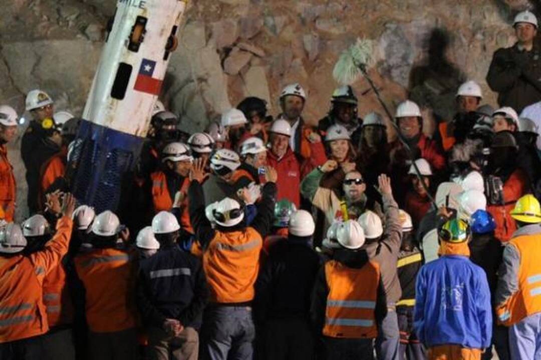 Čilėje vienas po kito iškelti į paviršių pirmieji iš 33 po žeme įstrigusių kalnakasių (tiesioginė transliacija)